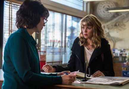 Sarah-Jane Potts and Alisen Down in Gracepoint (2014)