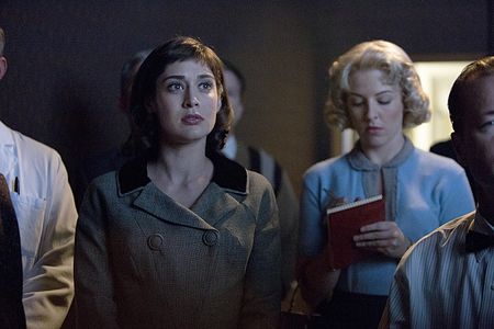 Lizzy Caplan and Heléne Yorke in Masters of Sex (2013)