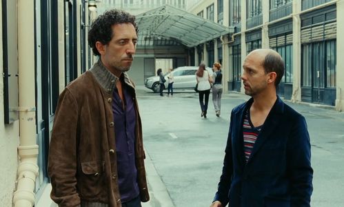 Maurice Barthélémy and Gad Elmaleh in Happiness Never Comes Alone (2012)