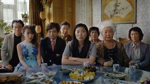 Tzi Ma, Han Chen, Aoi Mizuhara, Hong Lu, Diana Lin, Awkwafina, and Yongbo Jiang in The Farewell (2019)