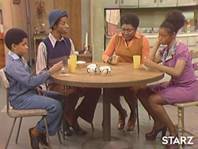 Ralph Carter, Esther Rolle, BernNadette Stanis, and Jimmie 'JJ' Walker in Good Times (1974)