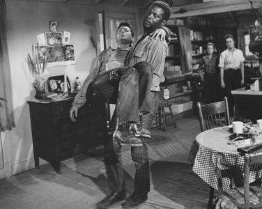 Tony Curtis, Sidney Poitier, Kevin Coughlin, and Cara Williams in The Defiant Ones (1958)