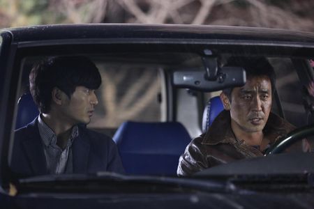 Lee Jin-Wook and Seung-ryong Ryu in The Target (2014)