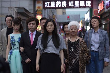 Tzi Ma, Shuzhen Zhao, Han Chen, Aoi Mizuhara, Hong Lu, Diana Lin, Awkwafina, and Yongbo Jiang in The Farewell (2019)