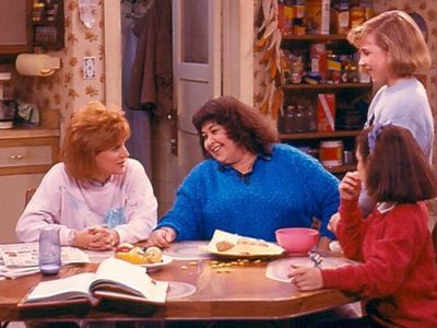 Roseanne Barr, Sara Gilbert, Alicia Goranson, and Natalie West in Roseanne (1988)