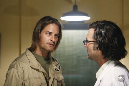 Doug Hutchison and Josh Holloway in Lost (2004)