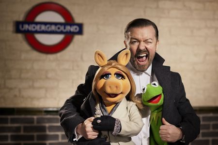 Ricky Gervais, Kermit the Frog, and Miss Piggy in Muppets Most Wanted (2014)