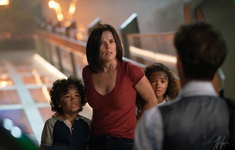 Neve Campbell, Noah Taylor, Noah Cottrell, and McKenna Roberts in Skyscraper (2018)