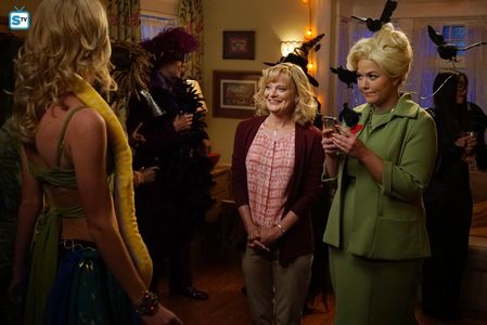 Martha Plimpton, Mary Hollis Inboden, and Caleb Pierce in The Real O'Neals (2016)