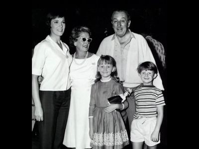 Julie Andrews, Walt Disney, Karen Dotrice, Matthew Garber, and Lillian Disney in Mary Poppins (1964)