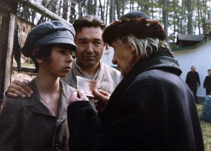 Karel Gott and Josef Kemr in Uctivá poklona, pane Kohn (1992)