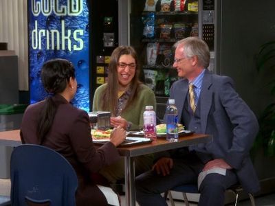 Todd Eric Andrews and Mayim Bialik in The Big Bang Theory (2007)