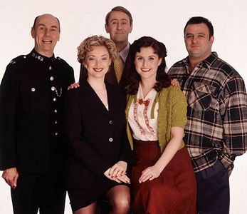 Emma Amos, Elizabeth Carling, Christopher Ettridge, Nicholas Lyndhurst, and Victor McGuire in Goodnight Sweetheart (1993