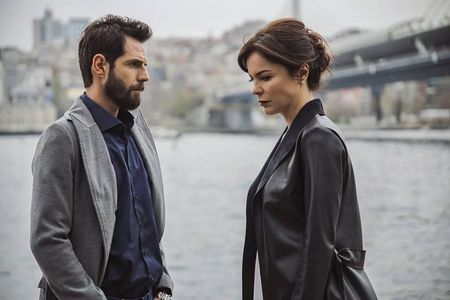 Didem Inselel and Korel Cezayirli in Dayan Yüregim: Episode #1.11 (2017)