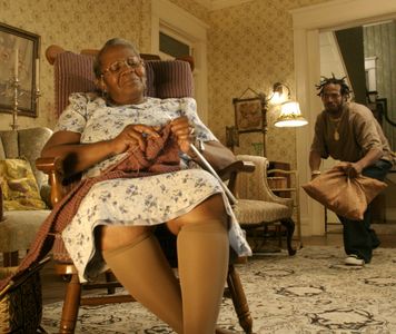 Marlon Wayans and Irma P. Hall in The Ladykillers (2004)