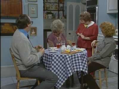 Ann Beach, Julia McKenzie, Anton Rodgers, and Fanny Rowe in Fresh Fields (1984)