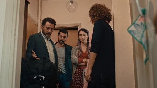 Yigit Özsener, Esra Kizildogan, Ekin Koç, and Merve Çagiran in The Steppe (2018)