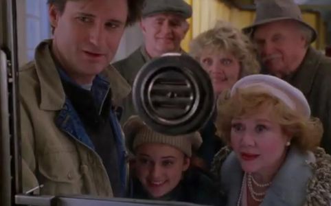 Bill Pullman, Peter Boyle, Glynis Johns, Monica Keena, Micole Mercurio, and Jack Warden in While You Were Sleeping (1995