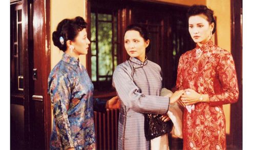 Fuli Wang, Ling Li, and Xiaomin Zhang in Song Qing Ling he ta de jie mei men (1990)