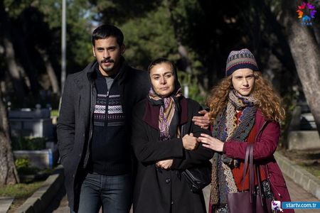 Hatice Aslan, Ahsen Eroglu, and Caner Sahin in Kuzgun (2019)