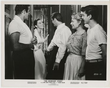 Tony Curtis, Argentina Brunetti, Richard Monda, Marisa Pavan, and Gilbert Roland in The Midnight Story (1957)