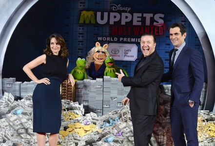 Ty Burrell, Tina Fey, Ricky Gervais, Kermit the Frog, and Miss Piggy at an event for Muppets Most Wanted (2014)