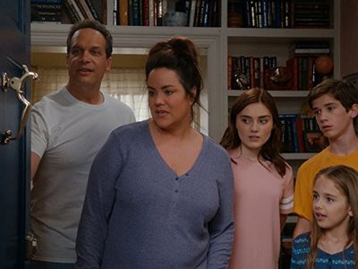 Diedrich Bader, Katy Mixon, Daniel DiMaggio, Meg Donnelly, and Julia Butters in American Housewife (2016)