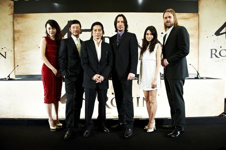 Keanu Reeves, Tadanobu Asano, Rinko Kikuchi, Carl Rinsch, Hiroyuki Sanada, and Ko Shibasaki in 47 Ronin (2013)