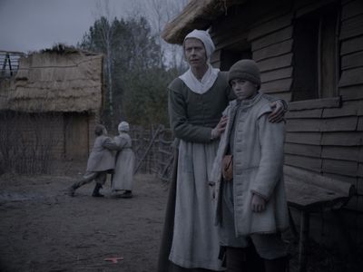 Kate Dickie, Lucas Dawson, Harvey Scrimshaw, and Ellie Grainger in The Witch (2015)