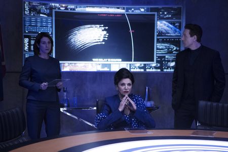 Shohreh Aghdashloo, Shawn Doyle, and Tracey Ferencz in The Expanse (2015)