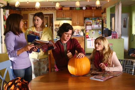 Patricia Heaton, Eden Sher, Charlie McDermott, and Greer Grammer in The Middle (2009)