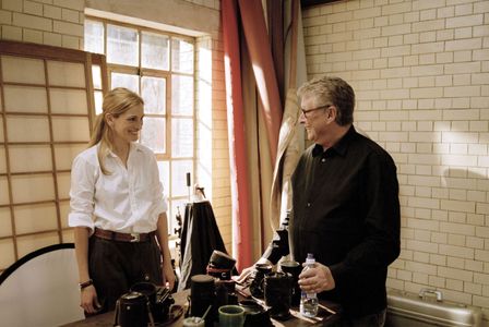 Julia Roberts and Mike Nichols in Closer (2004)