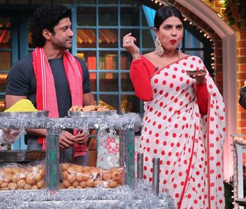 Farhan Akhtar and Priyanka Chopra Jonas in The Kapil Sharma Show: The Sky is Pink Today (2019)
