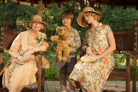 Margot Robbie and Will Tilston in Goodbye Christopher Robin (2017)