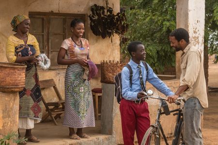Chiwetel Ejiofor, Aïssa Maïga, Maxwell Simba, and Lily Banda in The Boy Who Harnessed the Wind (2019)