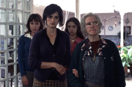 Penélope Cruz, Yohana Cobo, Lola Dueñas, and Chus Lampreave in Volver (2006)