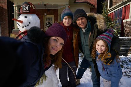Oliver Hudson, Kimberly Williams-Paisley, Darby Camp, and Judah Lewis in The Christmas Chronicles (2018)