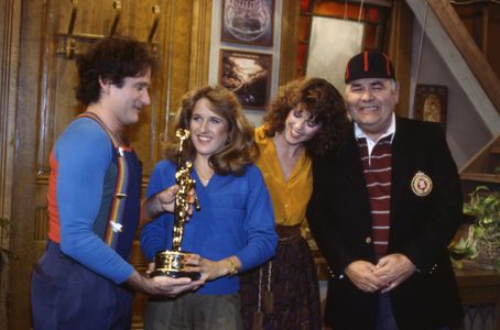 Robin Williams, Pam Dawber, Jonathan Winters, and Tracy Austin in Mork & Mindy (1978)