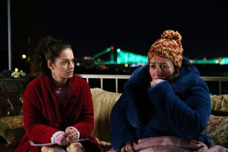 Binnur Kaya and Gülcan Arslan in Zengin ve Yoksul (2019)