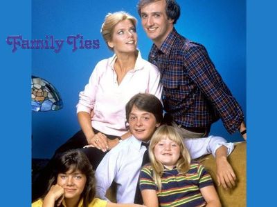Michael J. Fox, Justine Bateman, Meredith Baxter, Tina Yothers, and Michael Gross in Family Ties (1982)