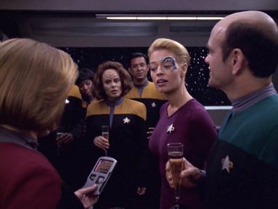 Kate Mulgrew, Robert Picardo, Jeri Ryan, and Roxann Dawson in Star Trek: Voyager (1995)