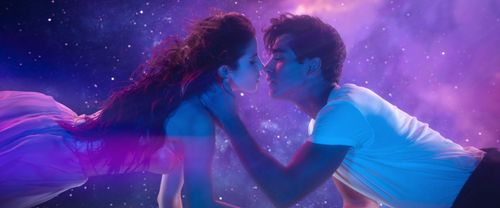 Still of Giulia Be and Henrique Zaga in Beyond The Universe (2022)