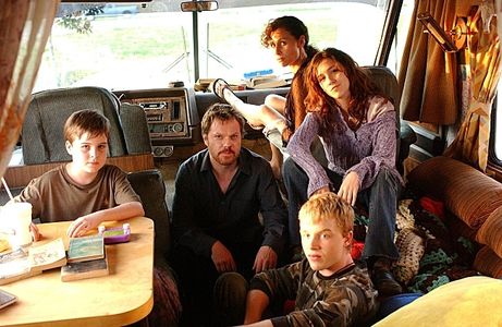 Minnie Driver, Noel Fisher, Eddie Izzard, Shannon Woodward, and Aidan Mitchell in The Riches (2007)
