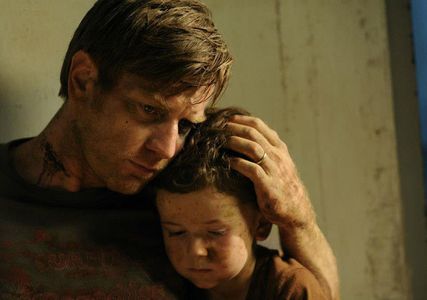 Ewan McGregor and Oaklee Pendergast in The Impossible (2012)