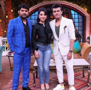 Sonu Nigam, Madhurima Nigam, and Kapil Sharma in The Kapil Sharma Show (2016)