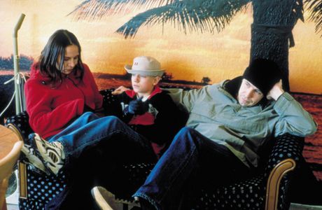 Paddy Considine, Dina Korzun, and Artyom Strelnikov in Last Resort (2000)