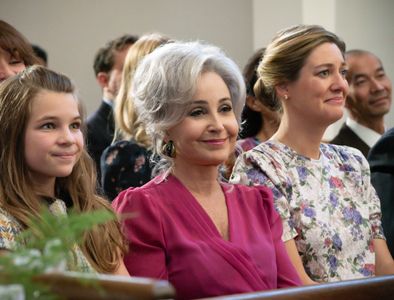 Annie Potts, Zoe Perry, and Raegan Revord in Young Sheldon: A Live Chicken, a Fried Chicken and Holy Matrimony (2020)