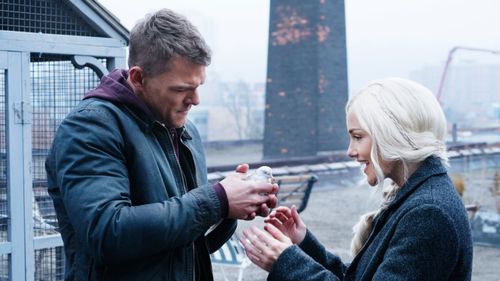 Minka Kelly and Alan Ritchson in Titans (2018)