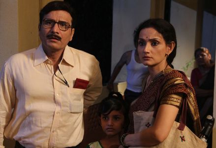 Rajeshwari Sachdev and Sandeep Kulkarni in Dombivli Return (2019)