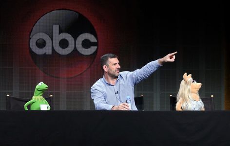 Bob Kushell, Kermit the Frog, and Miss Piggy at an event for The Muppets. (2015)